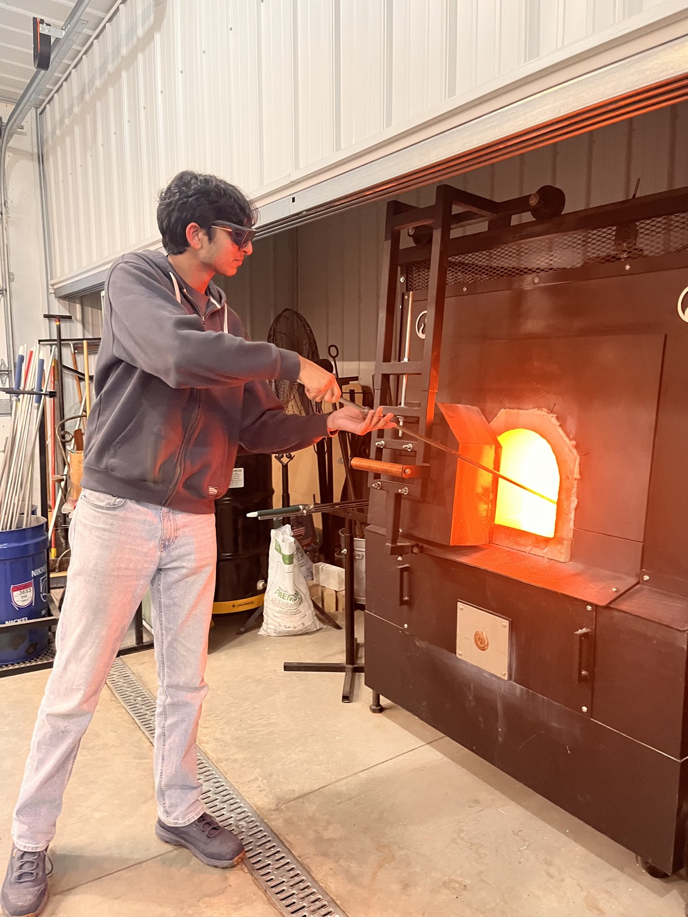 Handling the work at the furnace opening