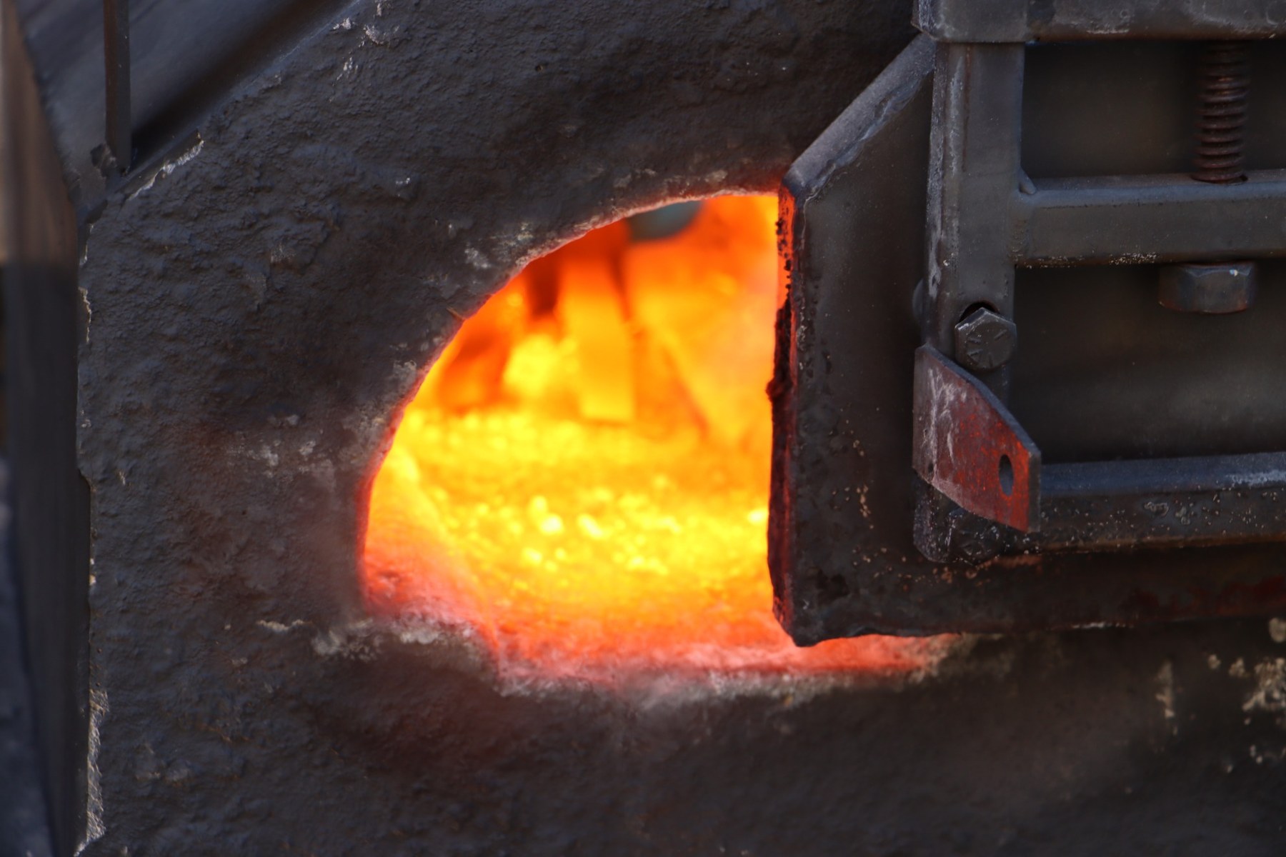 Forge chamber and refractory opening at temperature