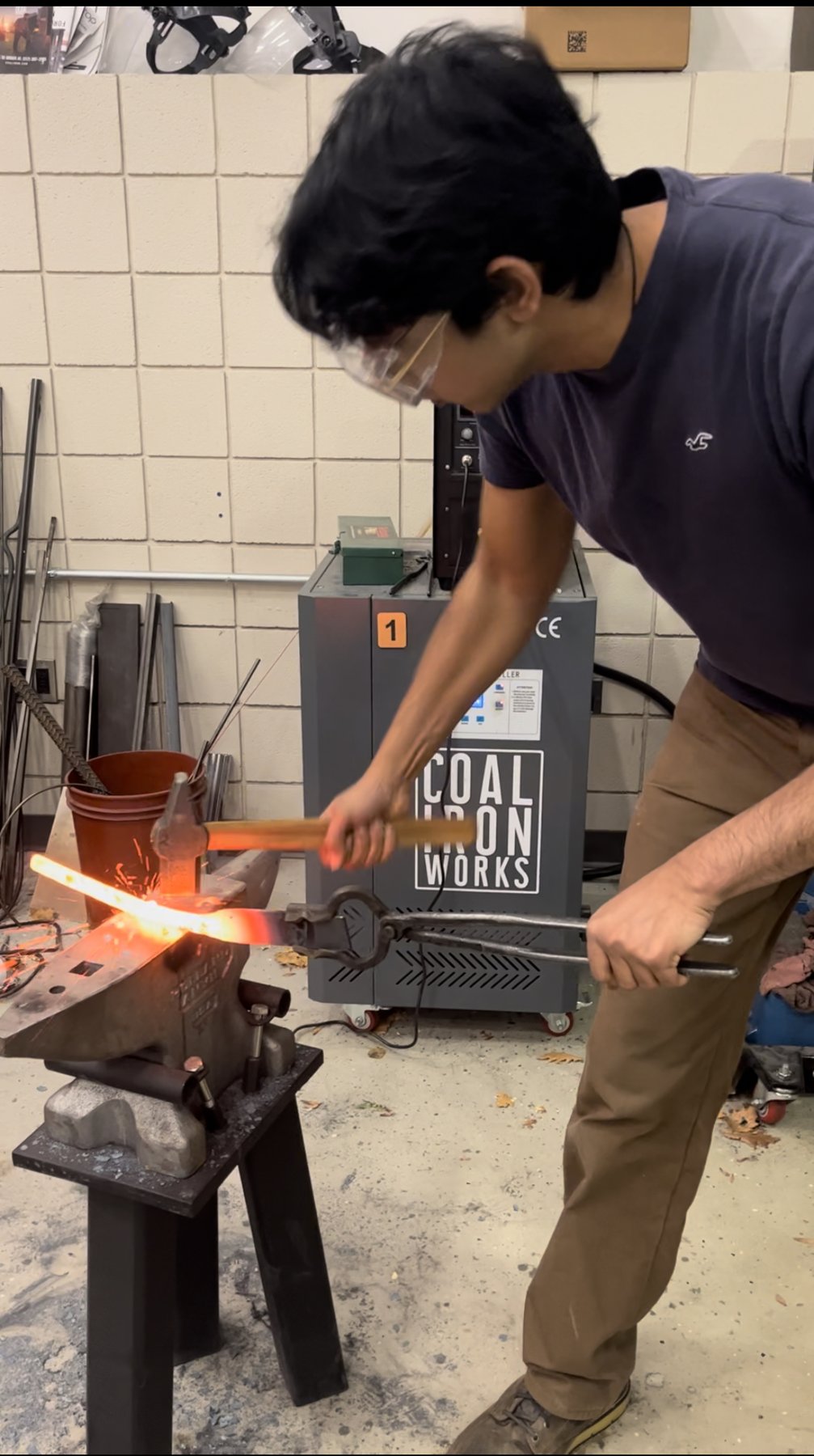 Working hot steel at the anvil